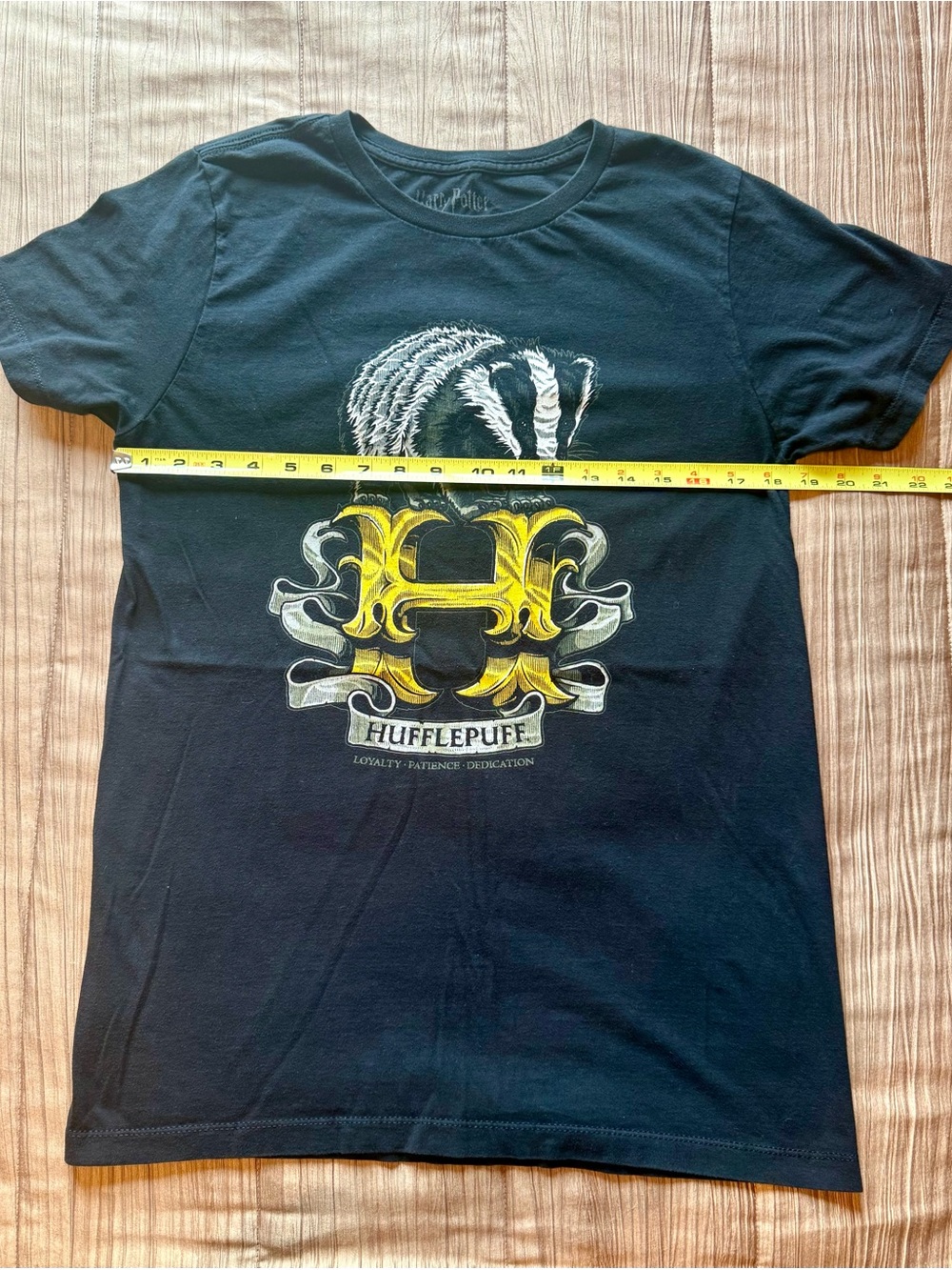 Harry Potter Hufflepuff Graphic T-Shirt Black Badger Crest Size M Warner Bros. - Picture 5 of 7